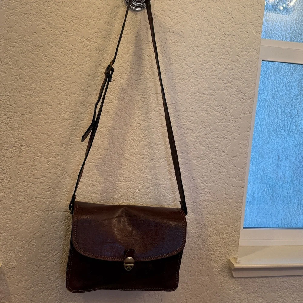Artisan Craftsmanship, timeless luxury made in Italy Old Angler Firenze bag